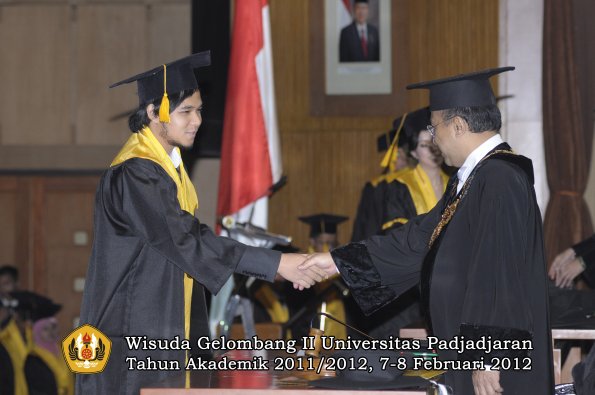 wisuda-fakultas-ekonomi-dan-bisnis-oleh-rektor-072-copy