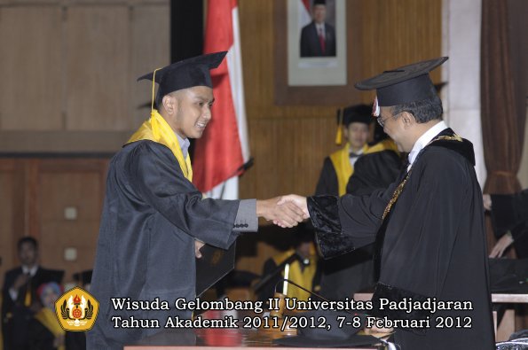 wisuda-fakultas-ekonomi-dan-bisnis-oleh-rektor-078-copy