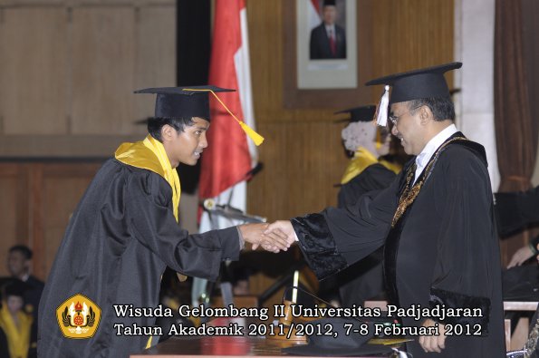 wisuda-fakultas-ekonomi-dan-bisnis-oleh-rektor-082-copy