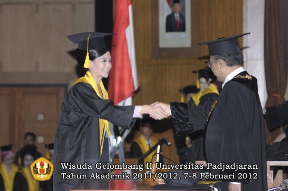 wisuda-fakultas-ekonomi-dan-bisnis-oleh-rektor-084-copy