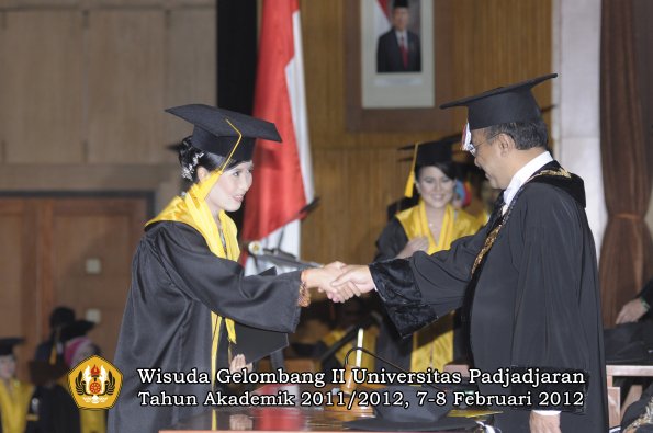 wisuda-fakultas-ekonomi-dan-bisnis-oleh-rektor-085-copy