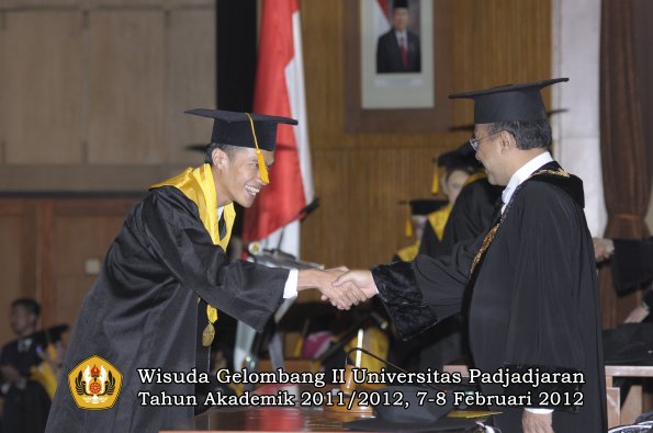 wisuda-fakultas-ekonomi-dan-bisnis-oleh-rektor-088-copy