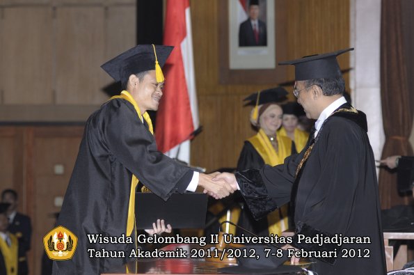 wisuda-fakultas-ekonomi-dan-bisnis-oleh-rektor-089-copy