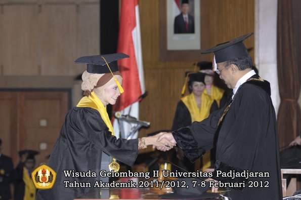 wisuda-fakultas-ekonomi-dan-bisnis-oleh-rektor-090-copy