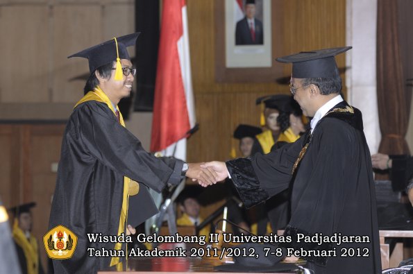 wisuda-fakultas-ekonomi-dan-bisnis-oleh-rektor-100-copy