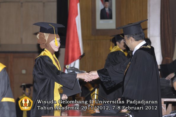 wisuda-fakultas-ekonomi-dan-bisnis-oleh-rektor-102-copy