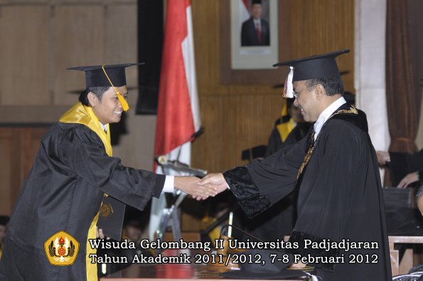 wisuda-fakultas-ekonomi-dan-bisnis-oleh-rektor-103-copy