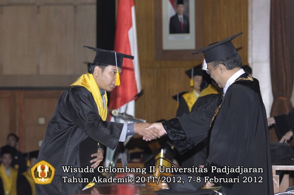 wisuda-fakultas-ekonomi-dan-bisnis-oleh-rektor-123-copy