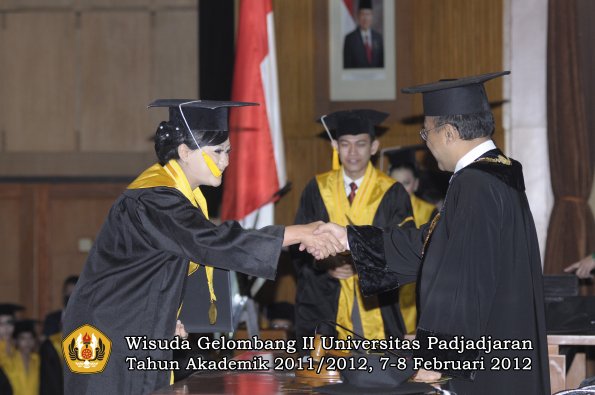 wisuda-fakultas-ekonomi-dan-bisnis-oleh-rektor-163-copy