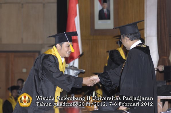 wisuda-fakultas-ekonomi-dan-bisnis-oleh-rektor-168-copy