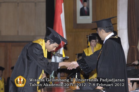 wisuda-fakultas-ekonomi-dan-bisnis-oleh-rektor-173-copy