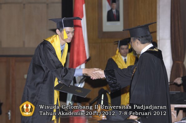 wisuda-fakultas-ekonomi-dan-bisnis-oleh-rektor-180-copy