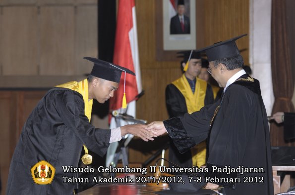 wisuda-fakultas-ekonomi-dan-bisnis-oleh-rektor-182-copy