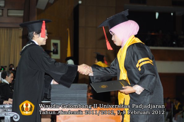 wisuda-fakultas-hukum-oleh-dekan-005