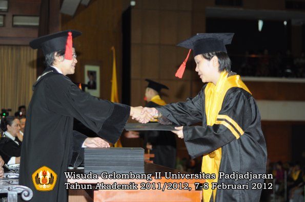 wisuda-fakultas-hukum-oleh-dekan-016