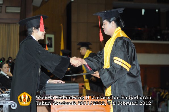 wisuda-fakultas-hukum-oleh-dekan-023