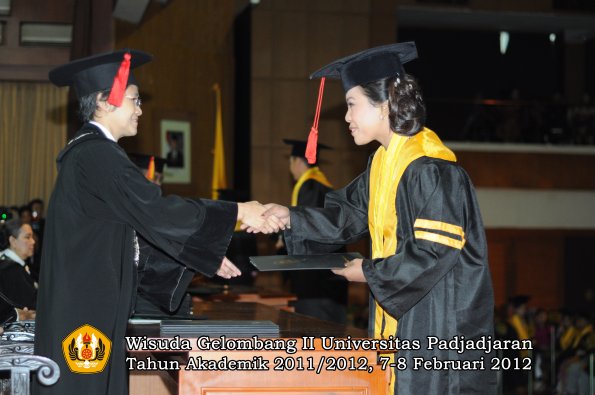 wisuda-fakultas-hukum-oleh-dekan-041