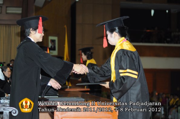 wisuda-fakultas-hukum-oleh-dekan-042