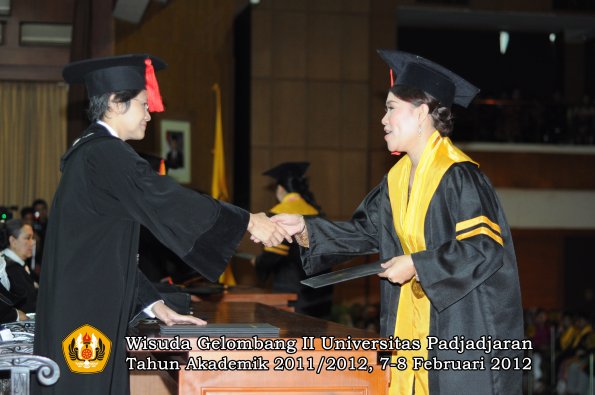 wisuda-fakultas-hukum-oleh-dekan-043