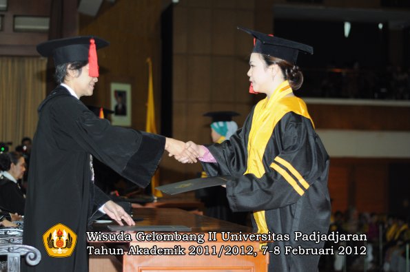 wisuda-fakultas-hukum-oleh-dekan-045