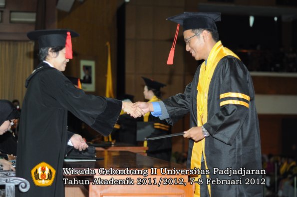 wisuda-fakultas-hukum-oleh-dekan-046