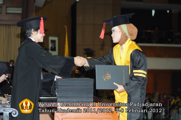 wisuda-fakultas-hukum-oleh-dekan-047