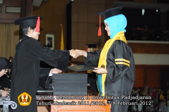 wisuda-fakultas-hukum-oleh-dekan-048