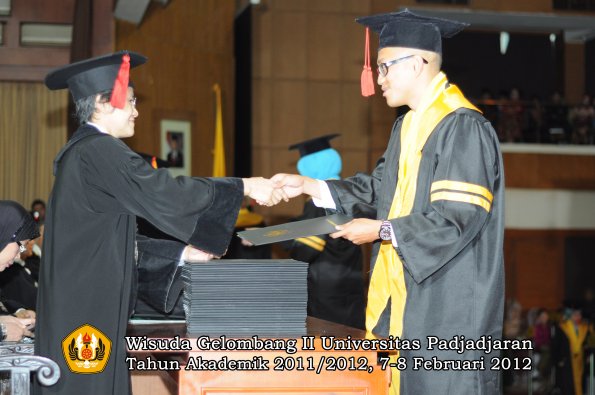 wisuda-fakultas-hukum-oleh-dekan-049