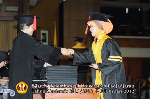 wisuda-fakultas-hukum-oleh-dekan-050