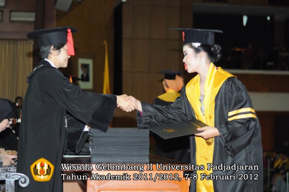 wisuda-fakultas-hukum-oleh-dekan-051