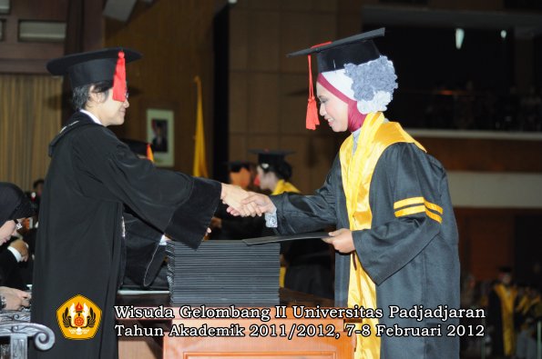 wisuda-fakultas-hukum-oleh-dekan-052