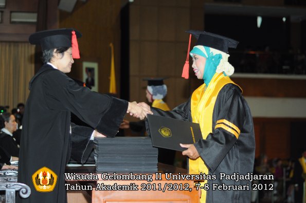 wisuda-fakultas-hukum-oleh-dekan-053