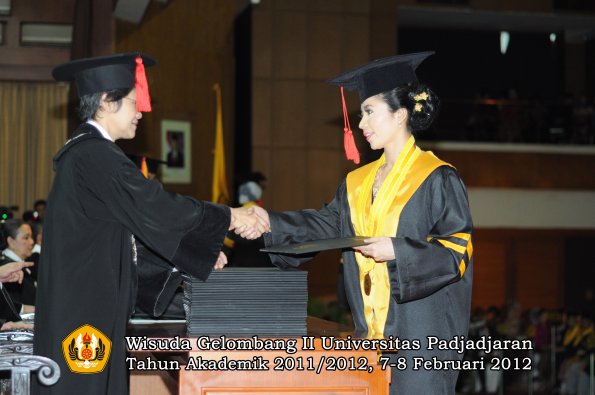 wisuda-fakultas-hukum-oleh-dekan-054