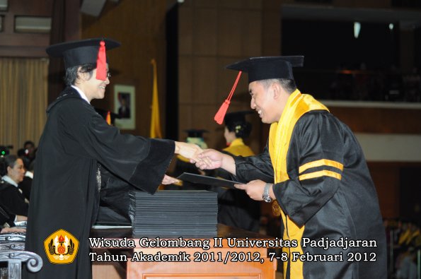 wisuda-fakultas-hukum-oleh-dekan-055