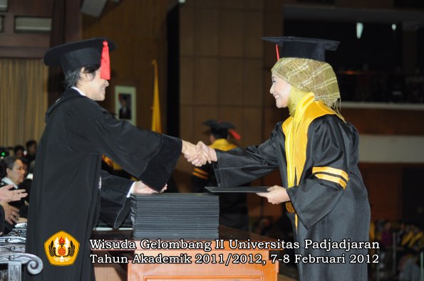 wisuda-fakultas-hukum-oleh-dekan-056