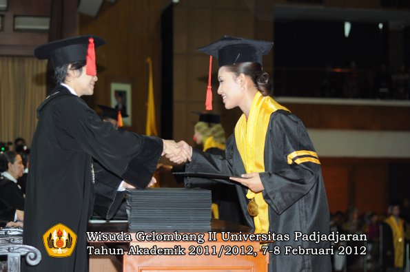 wisuda-fakultas-hukum-oleh-dekan-057