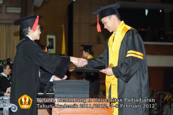 wisuda-fakultas-hukum-oleh-dekan-058