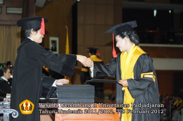 wisuda-fakultas-hukum-oleh-dekan-059