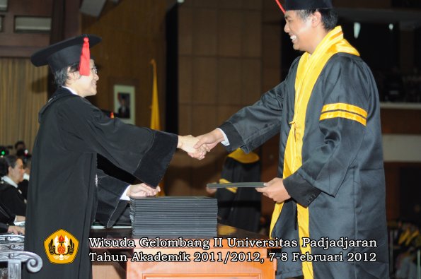 wisuda-fakultas-hukum-oleh-dekan-060