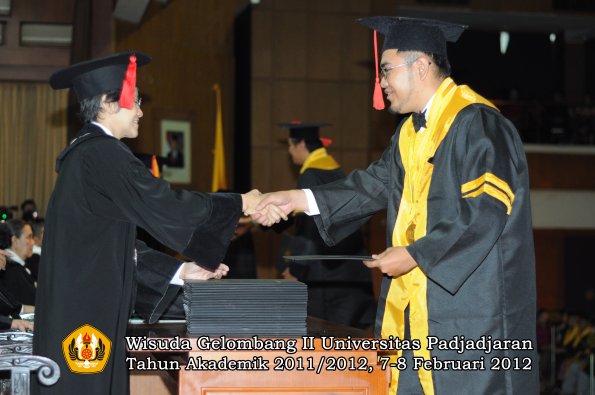 wisuda-fakultas-hukum-oleh-dekan-061