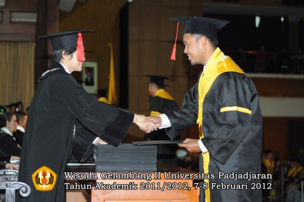 wisuda-fakultas-hukum-oleh-dekan-062