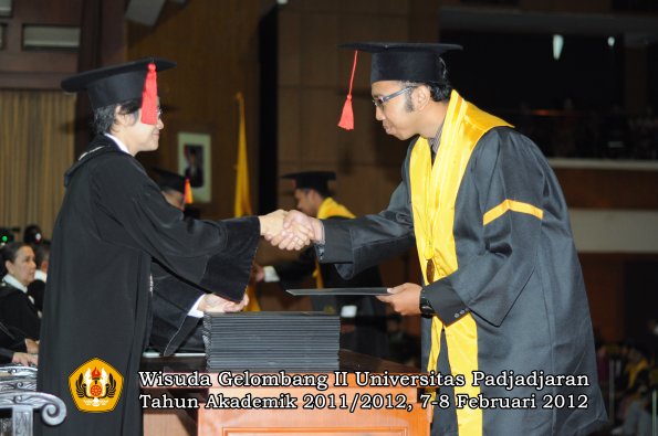 wisuda-fakultas-hukum-oleh-dekan-063