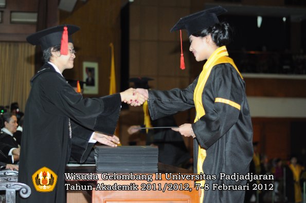 wisuda-fakultas-hukum-oleh-dekan-064