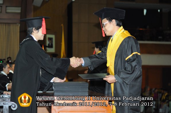 wisuda-fakultas-hukum-oleh-dekan-065