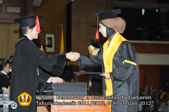 wisuda-fakultas-hukum-oleh-dekan-068