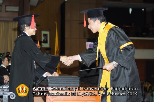 wisuda-fakultas-hukum-oleh-dekan-070