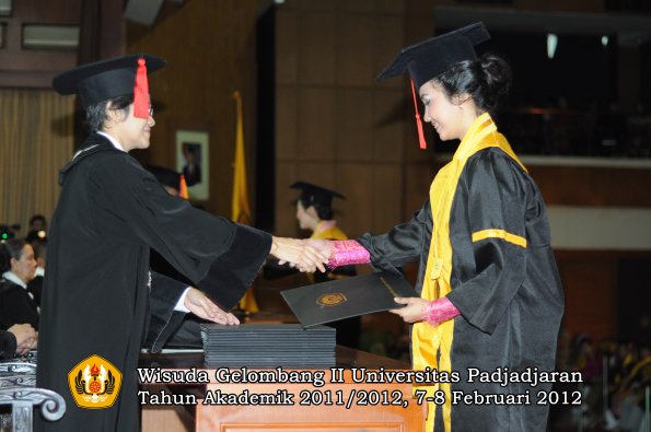 wisuda-fakultas-hukum-oleh-dekan-072