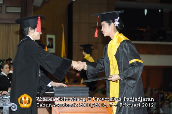 wisuda-fakultas-hukum-oleh-dekan-073