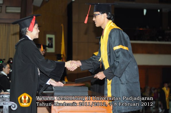 wisuda-fakultas-hukum-oleh-dekan-074