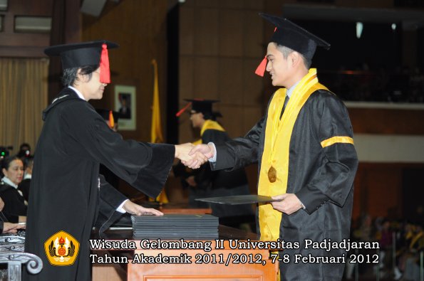 wisuda-fakultas-hukum-oleh-dekan-075